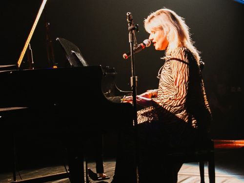 Foto da cantora Bell Éter no palco