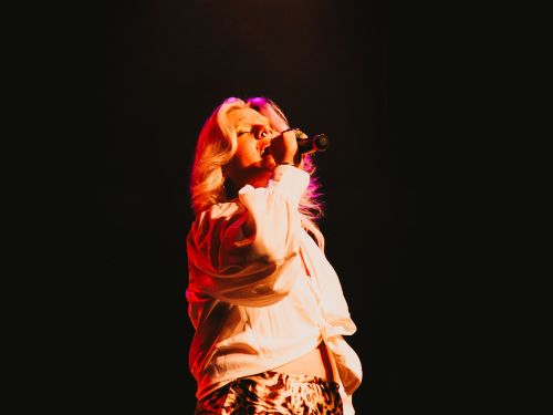 Foto da cantora Bell Éter no palco
