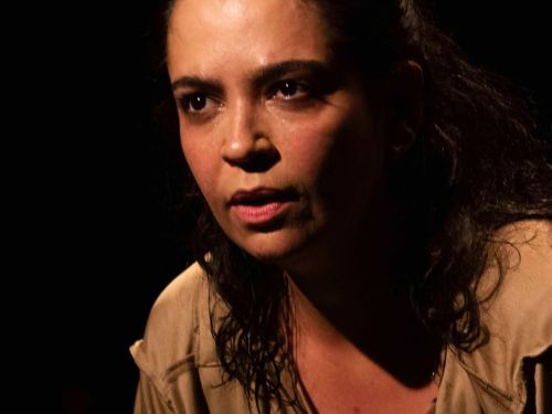 Foto da atriz em cena 
