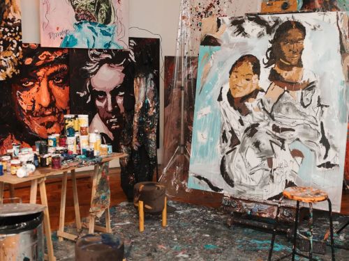 Foto das telas do artista Ramaya 