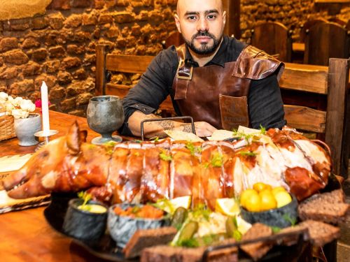 foto de um funcionario atrás do prato do menu 