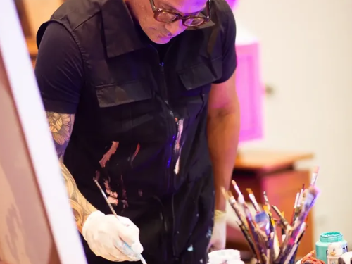 Foto do artista Ramaya pintando 
