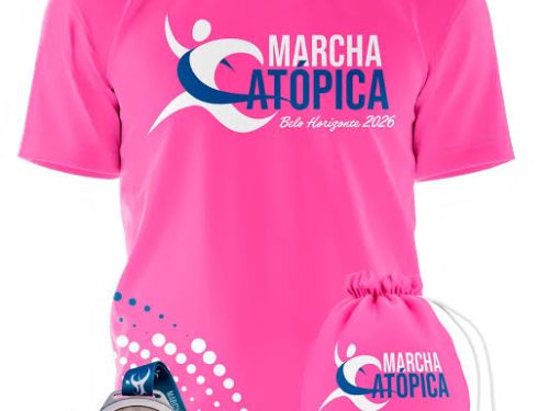 Foto do kit da corrida contendo blusa rosa, mochila rosa e medalha 