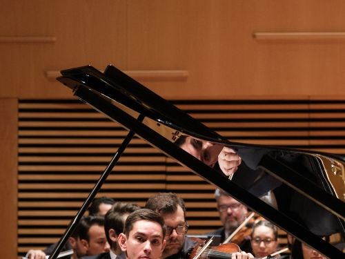 O pianista russo Dmitry Shushkin e a Filarmônica de Minas Gerais