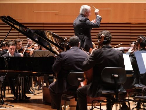 O pianista russo Dmitry Shushkin e a Filarmônica de Minas Gerais