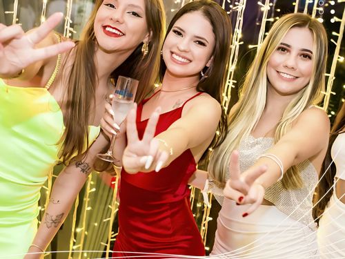 fotos de pessoas participando do evento 