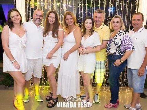 fotos de pessoas participando do evento 