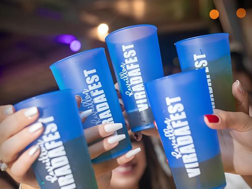 fotos de copos personalizados do evento 