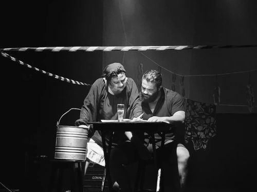Foto de atores em cena 