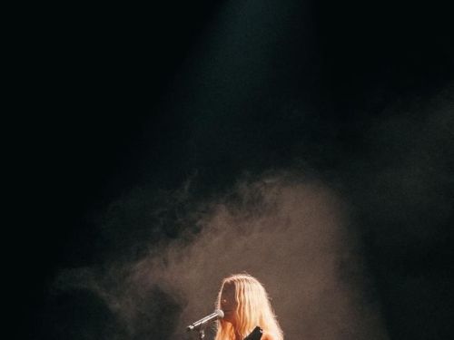 Foto da cantora Catto cantando 