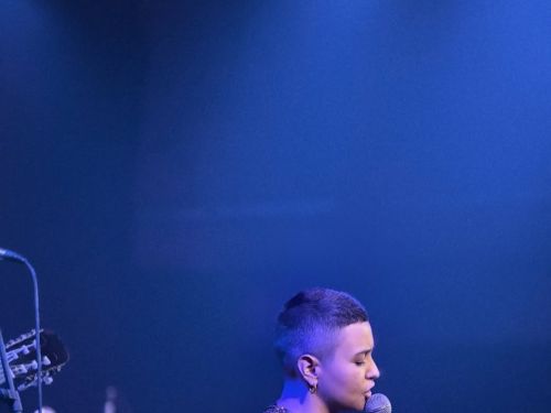 Foto da cantora Camila Lopez cantando no palco
