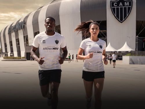 foto da arena do galo no fundo e dois atletas correndo 