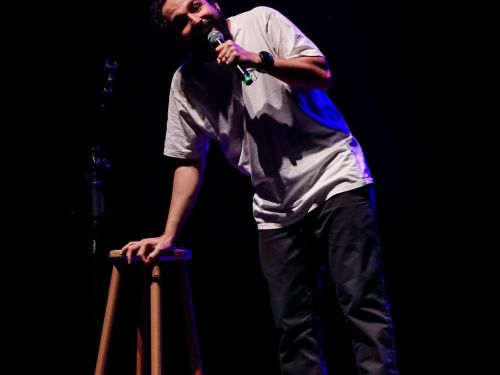 Foto do comediante Murilo Couto no palco 