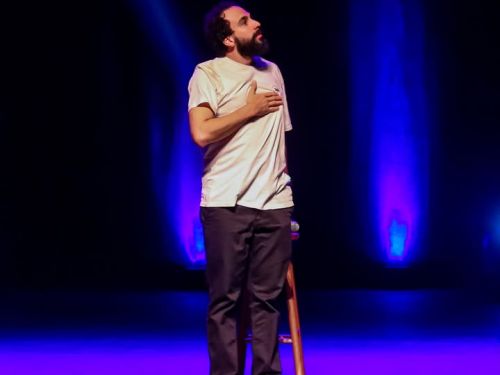 Foto do comediante Murilo Couto no palco 