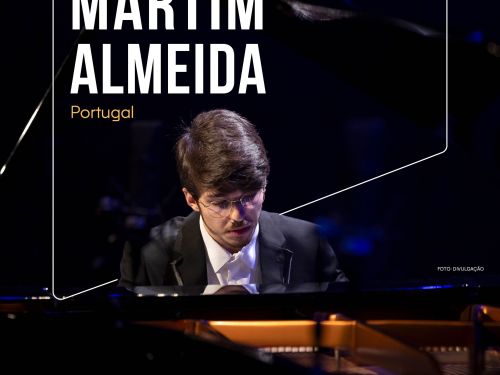 Foto de capa contento a foto do pianista Martim Almeida no piano, contendo data e horário para o recital no Palácio das Artes 