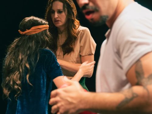 Foto dos atores em cena 