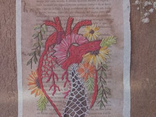 Imagem bordado sobre pagina de livro