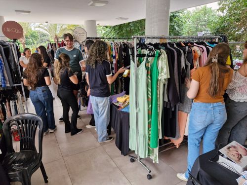 pessoa comprando no bazar
