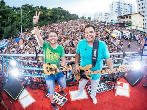 Foto dos artistas encima do trio elétrico 