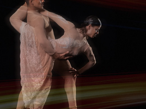 Foto de um par de bailarinos dançando 