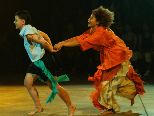 Foto dos bailarinos no palco