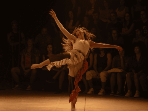 Foto dos bailarinos no palco