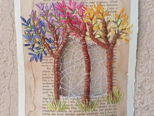 Imagem bordado sobre pagina de livro