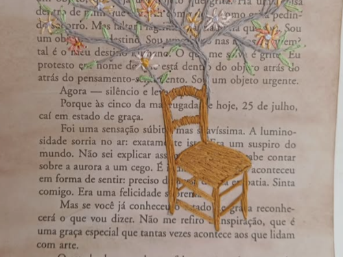 Imagem bordado sobre pagina de livro
