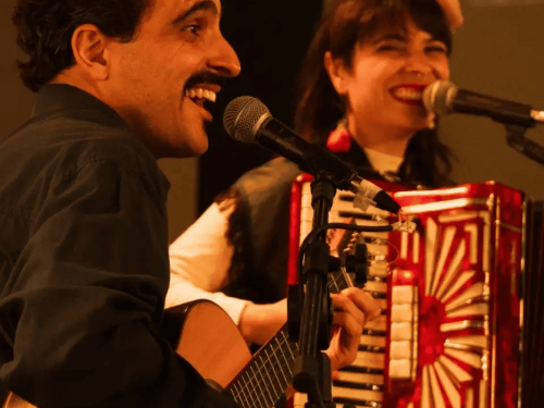 Foto dos artistas Calebe Violeiro e Nanda Dearo tocando juntos