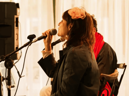 Foto dos artistas Calebe Violeiro e Nanda Dearo tocando juntos