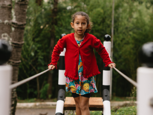 imagem de crianças brincando