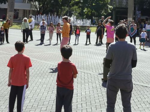 Foto de pessoas no parque da Savassi brincando 