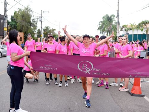 B Run pela Vida foi idealizada por Karina (centro), que encontrou nas corridas a força para vencer o câncer