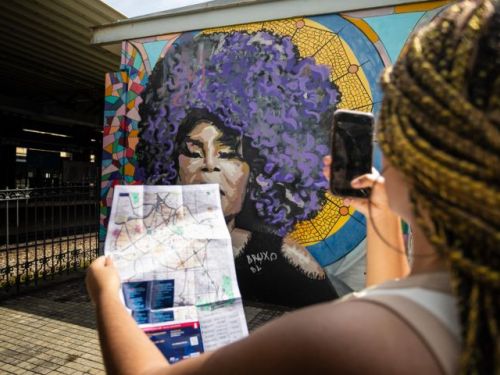 Turista e mural CURArt