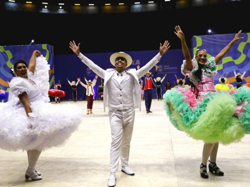 Quadrilha no tablado do Arraial de Belô no Mineirinho