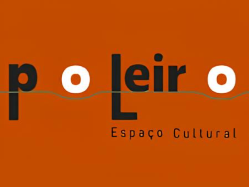 Logo do espaço cultural Poleiro escrito em preto e branco com o fundo laranja 