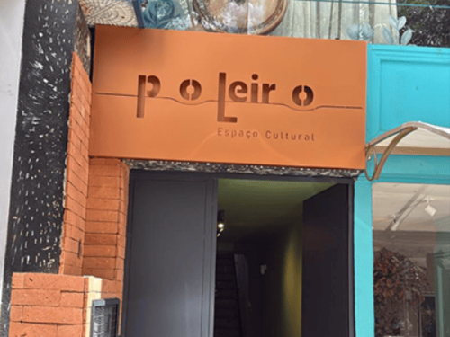 Foto da faichada do Espaco Cultural Poleiro 