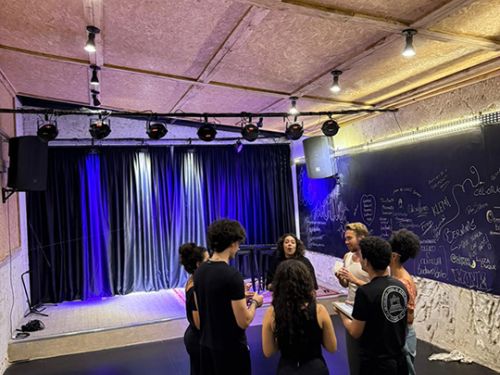 Foto de um grupo de jovens reunidos em circulo se interagindo 