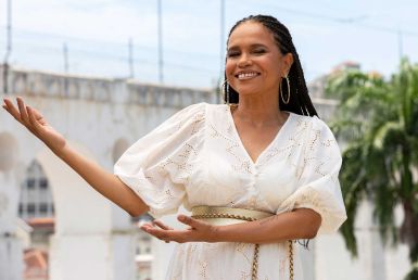 A imagem mostra a cantora Tereza Cristina, atração confirmada para a abertura do FAN
