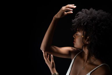 Mulher negra em movimento de dança