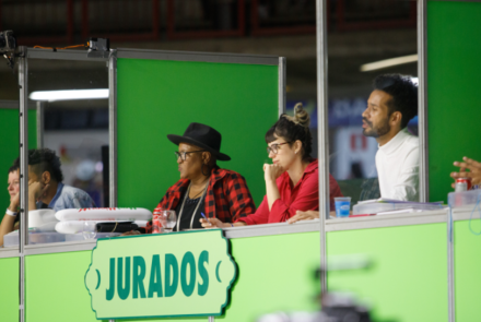 César Tropia / Acervo Belotur Imagem de pessoas jurados em uma bancada de avaliação do arraial de BH 2025
