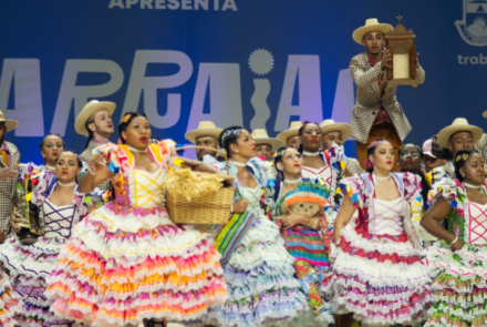 Diego Ruahn/Acervo Belotur Imagem de um grupo de quadrilha junina se apresentando no Arraial de Belô