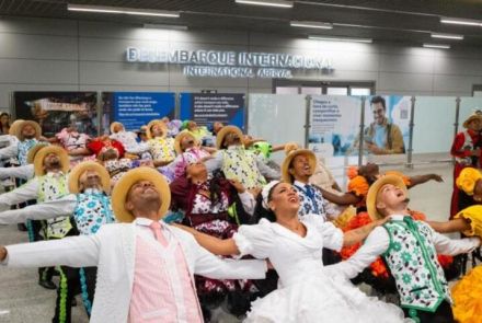 Diego Ruahn/PBH Imagem de um grupo de quadrilha junina se apresentando no aeroporto de Confins