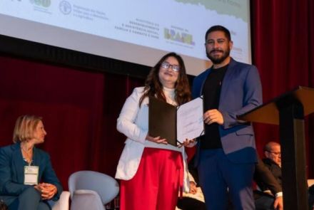 Junia Garrido/PBH Imagem do presidente da Belotur e Secretaria de Segurança Alimentar recebendo um prêmio