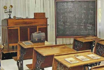 Reconstituição de uma sala de aula padrão da década de 1920