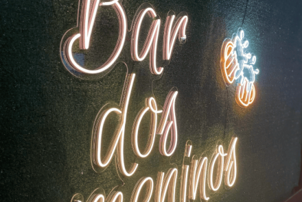 Decoração letreiro iluminado Bar dos Meninos