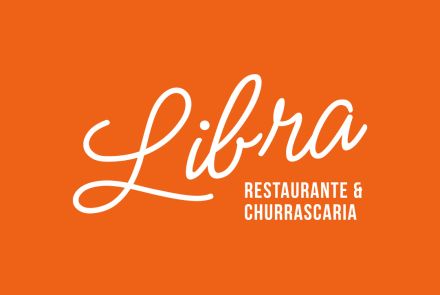 Foto da logo do Restaurante e Churrascaria na cor branca com o fundo laranja 
