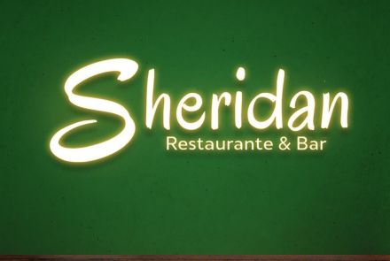 Foto da logo do Restaurante e Bar Sheridan na cor amarela com o fundo verde 