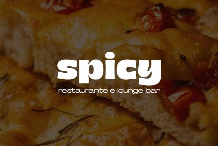 Foto da logo do restaurante Spicy escrita na cor branca 