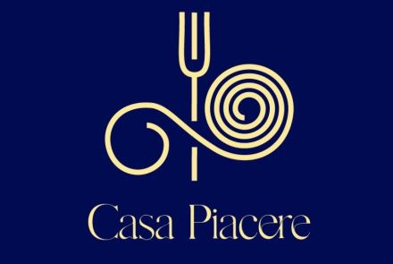 Logo do Restaurante Casa Piacere com fundo azul e símbolo de garfo dourado 